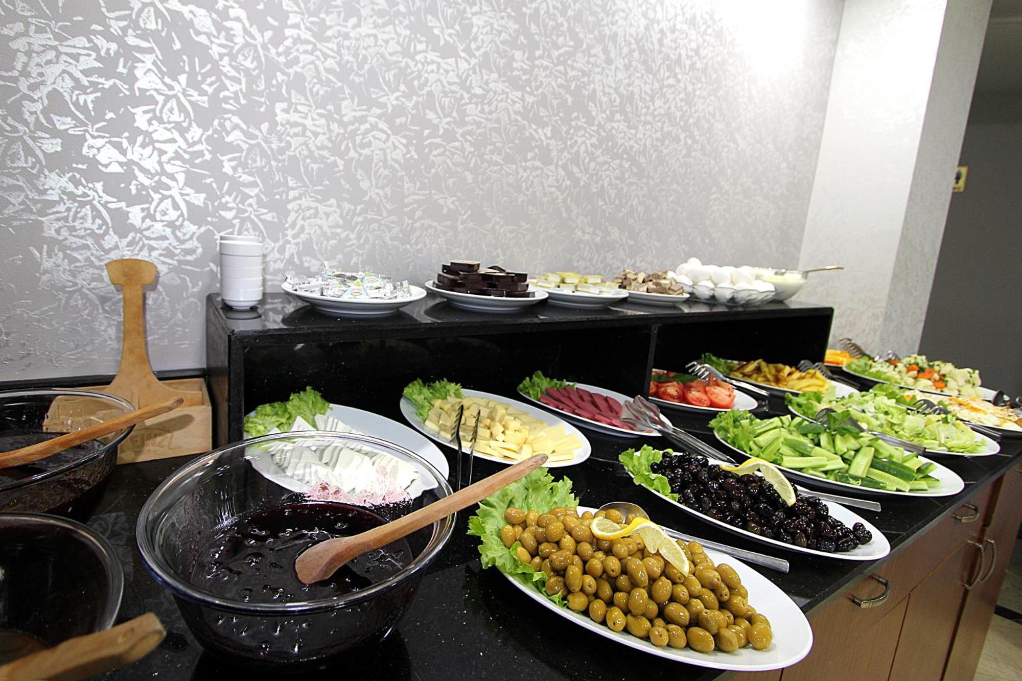 Lyon Hotel อิสตันบูล ภายนอก รูปภาพ
