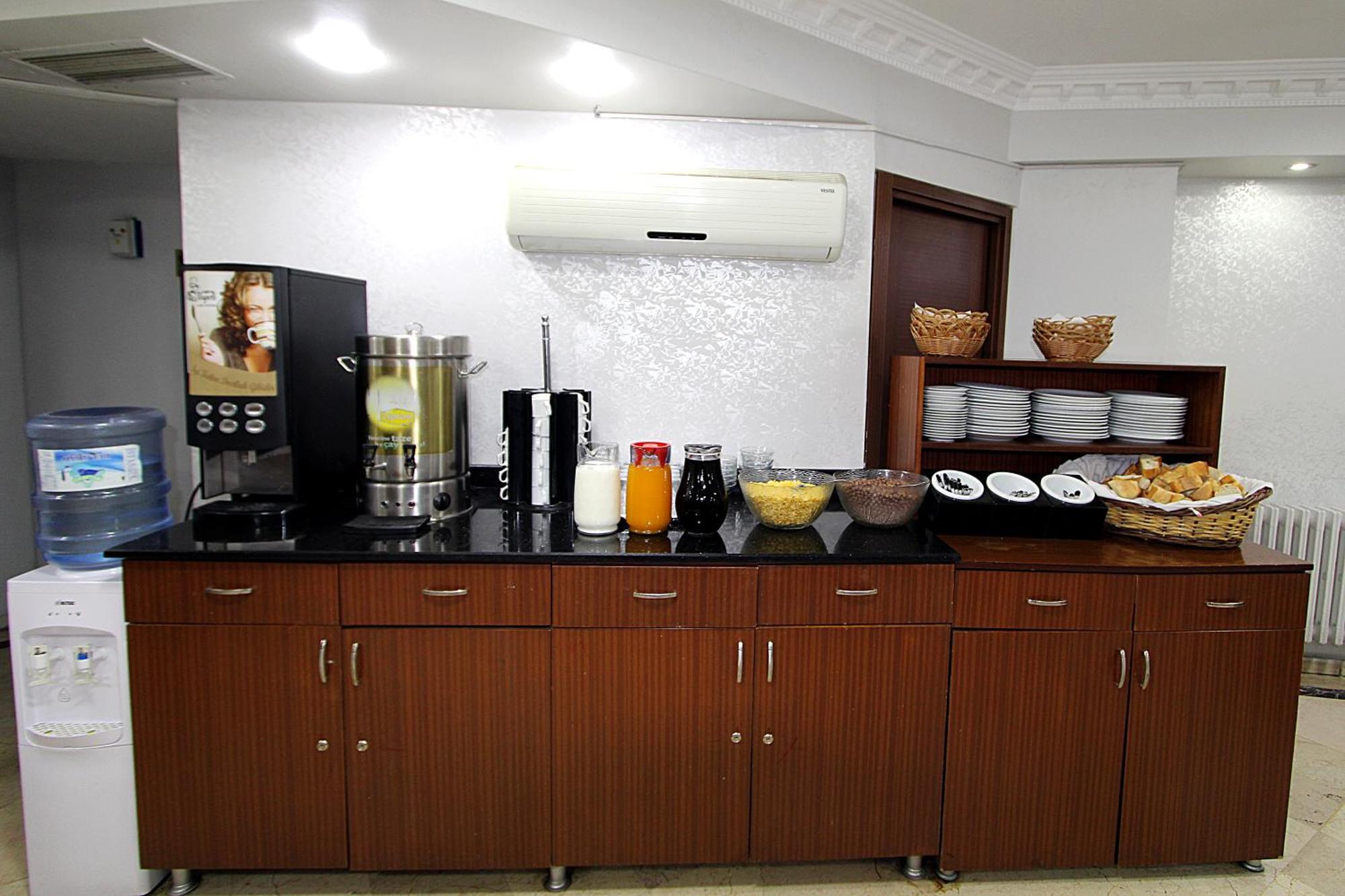 Lyon Hotel อิสตันบูล ภายนอก รูปภาพ