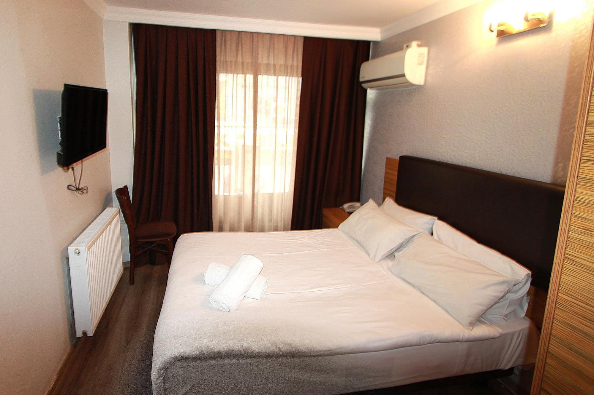 Lyon Hotel อิสตันบูล ภายนอก รูปภาพ